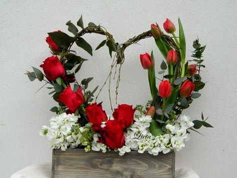 Valentine Flower Arrangements, Arreglos Ikebana, Valentine Centerpieces, Diy Floral Decor, Valentine Garland, Cemetery Decorations, Church Flower Arrangements, Diy Arrangements, Creative Flower Arrangements