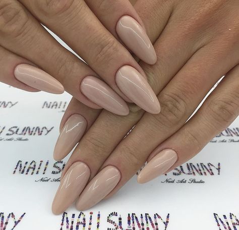 Nude Nail Design, Ongles Beiges, Beige Nails Design, Nails Nude, Nude Nail, Nude Nail Designs, Beige Nails, Almond Nails Designs, Almond Acrylic Nails