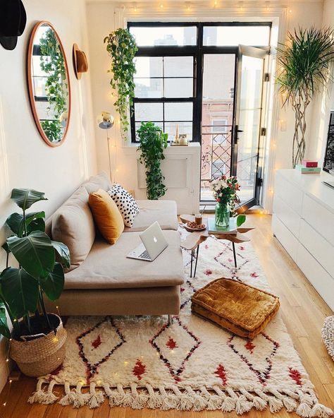 Roomporn on Instagram: “A cozy little NYC apartment that makes clever use of the space 🌿 (📸 @viktoria.dahlberg) -  #roomporn #apartment #apartmentdecor…” Lots Of Plants, Brooklyn Apartment, Deco Studio, Home Design Decor, Living Room Inspo, Decoration Home, Stylish Home, Apartment Living, New Room