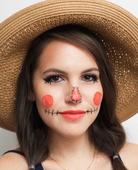 Scarecrow makeup look for Halloween Halloween Face Paint Ideas, Easy Halloween Face Painting, Maquillage Halloween Simple, Halloween Makeup For Kids, Halloween Face Paint, Face Paint Ideas, Scarecrow Makeup, Halloween Make-up Looks, Scarecrow Face