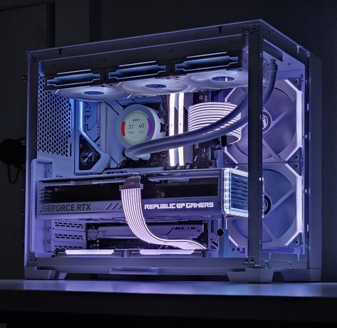 Lian Li O11D Mini Case Lian Li UNI SL Infinity Fans 3x120mm Lian Li UNI SL Fans 4x140mm Lian Li 24-pin ATX Strimer Plus v2 Lian Li 12vhpwr to 3x8pin Strimer Plus V2 NZXT Z73 AIO 360mm Radiator Asus Z790 Prime A Motherboard Corsair Vengeance DDR5 2x16GB RAM Best Pc Setup, Gaming Desk Setup, Pc Builds, Gaming Pc Build, Custom Computer, Best Pc, Custom Pc, Gaming Room Setup, Computer Setup