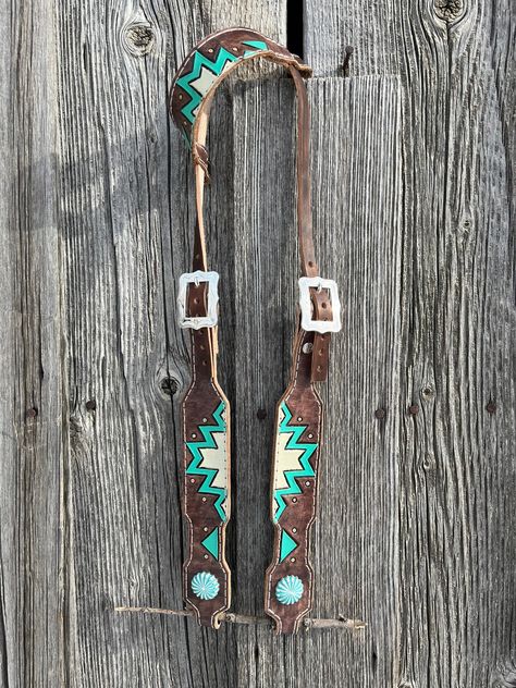 A *CUSTOM* tooled leather headstall of your own design. Can include conchos, buckstitching, nail heads; you name it!  All tack is made from quality 6-7 oz vegetable tanned leather so it's lightweight but durable.  Custom orders will take 7-14 days to complete. Western Horse Tack Turquoise, Leatherwork Projects, Western Riding Tack, Bling Tack Sets, Rodeo Fits, Barrel Racing Tack Rodeo, Bling Horse Tack, Barrel Racing Tips, Leather Horse Tack