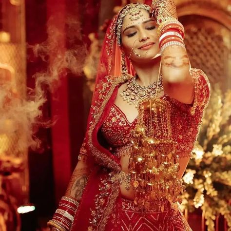 Arti's wedding bridal shoot 💓🥰🥰🥰🥰 @newdailywood . . . #wedding #fashion #style #bollywood #bollywoodactresses #artisingh #artist #shadi #viral Indian Celebrity Weddings, Engagement Dress For Groom, भारतीय दुल्हन संबंधी, Punjabi Suit Design, Bridal Jewellery Inspiration, Hair Style Vedio, Bridal Makeup Images, Indian Bridal Photos, Indian Bridal Jewellery