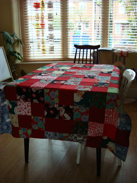 Patchwork Tablecloth, Diy Tablecloth, Holiday Tree Skirts, Patchwork Christmas, Table Runner Diy, Christmas Patchwork, Christmas Table Linen, Christmas Tablecloth, Patchwork Top