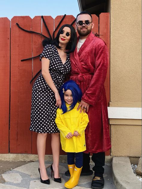 Mother Daughter Cosplay Ideas, The Other Father Coraline Costume, Family Halloween Costumes Aesthetic, Coraline Costume Kids, Classic Halloween Family Costume, Coraline Costume Family, Caroline Other Mother Costume, Coraline's Other Mother Costume, Coraline's Parents Costume