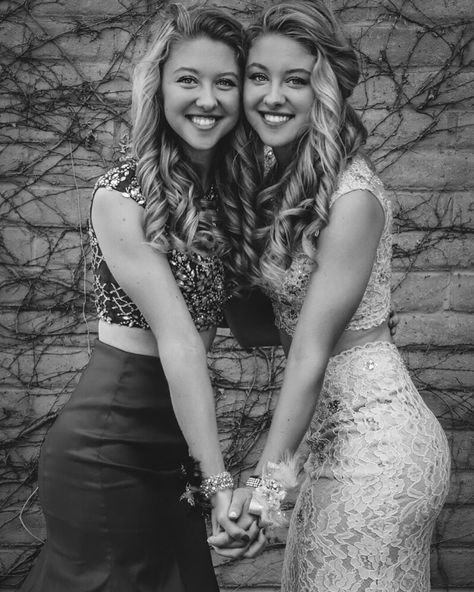 Twins and Best friends Besties Photoshoot, Prom Picture Ideas, Hoco Pictures, Prom Photography Poses, Prom 2k17, Homecoming Poses, Prom Pictures Couples, Prom Goals, Prom Picture Poses