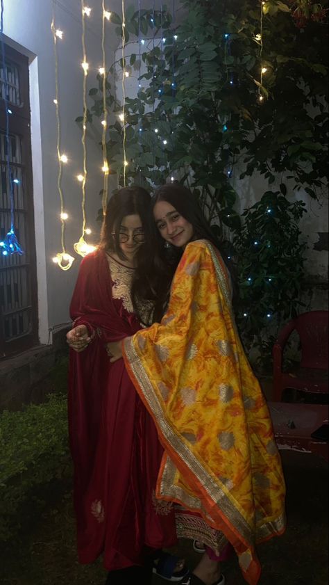 Diwali Friends Photoshoot, Diwali Poses With Bestie, Traditional Duo Poses, Duo Girls Aesthetic, Diwali Photography Poses For Women, Indian Best Friends Pics, Diwali Poses For Women, Diwali With Friends, Suit Poses Women