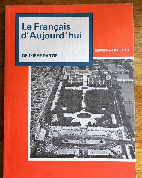 French textbook from the early 70s #lafamillebertillon #learnfrench #françaisavant A Level French, Gcse French, French Conversation, French For Beginners, French Class, Learn French, Book Binding, Childhood Memories, Old Things