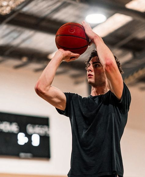 Basketball Guys High Schools, Sport Guy Aesthetic, Basketball Boys Aesthetic, Basketball Player Aesthetic, Basketball Players Aesthetic, Basketball Aesthetic Boy, Basketball Player Boyfriend, Athletic Poses, Basketball Shoot