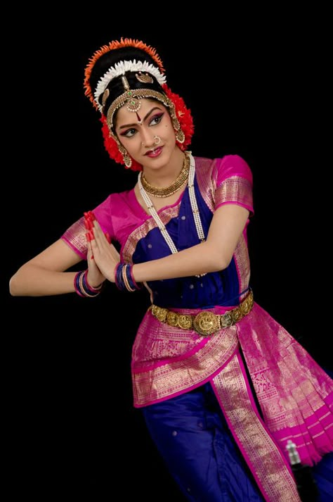 Aneesha & Anuja from Kuchipudi Dance Academy – Vemula Photography Bharatnatyam Costume, Dance Mudras, Indian Dance Art, Indian Dance Forms, Indian Dance Costumes, Kuchipudi Dance, Bharatanatyam Costume, Bharatanatyam Dancer, Indian Classical Dancer