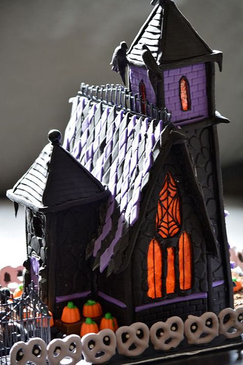 gingerbread house Halloween Halloween Gingerbread House Template, Horror Gingerbread House, Gingerbread Graveyard, Goth Gingerbread House, Gingerbread Halloween, Haunted Gingerbread House, Haunted House Cake, Halloween Gingerbread House, Halloween Gingerbread