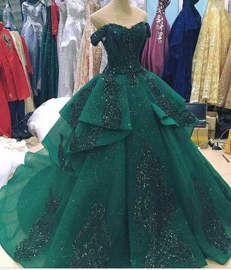 Green Ball Gown, Embroidery Green, Pretty Quinceanera Dresses, Green Tulle, Ball Gowns Princess, 파티 드레스, Lace Ball Gowns, Gowns Prom, Ball Gowns Evening