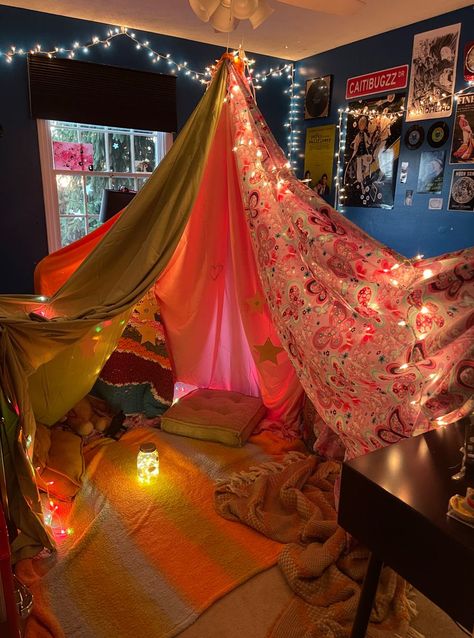 Ultimate Blanket Fort, Bedroom Blanket Fort, Adult Blanket Fort, Bed Fort Ideas, Blanket Fort Aesthetic, Hideout Aesthetic, Blanket Fort Ideas, Nook Beds, Fort Ideas Indoor