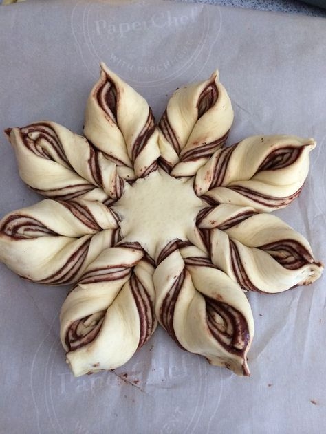 Braided Nutella Star Bread. {so pretty! So easy!!} Nutella Star Bread, Braided Nutella Bread, Nutella Bread, Star Bread, Braided Bread, Bread Art, Nutella Recipes, Sweet Bread, Christmas Baking