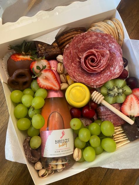 Edible Arrangements Diy, Charcuterie Gift Box, Charcuterie Lunch, Charcuterie Box, Grazing Food, Charcuterie Party, Mini Charcuterie, Charcuterie Gifts, Breakfast Gift