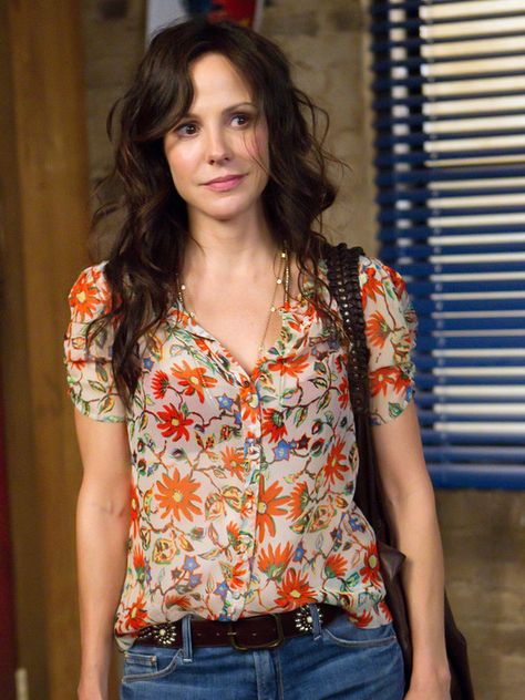 She crazy, love her. #nancybotwin Nancy Botwin, Mary Louise Parker, Fashion Friday, Hottest Celebrities, Celebrities Female, Vintage Rings, Beautiful People, Red Carpet, What To Wear