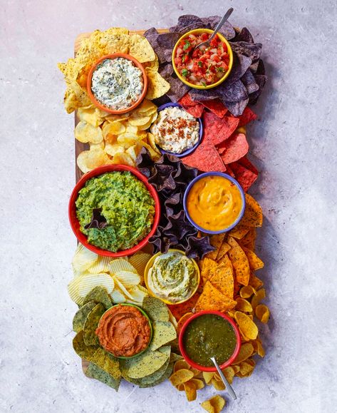 Around The World Food Ideas For Party, Chips Charcuterie Board, Easy Homemade Salsa, Homemade Chips, Charcuterie Inspiration, Dip Recipes Easy, Party Food Platters, Snack Board, Charcuterie Recipes