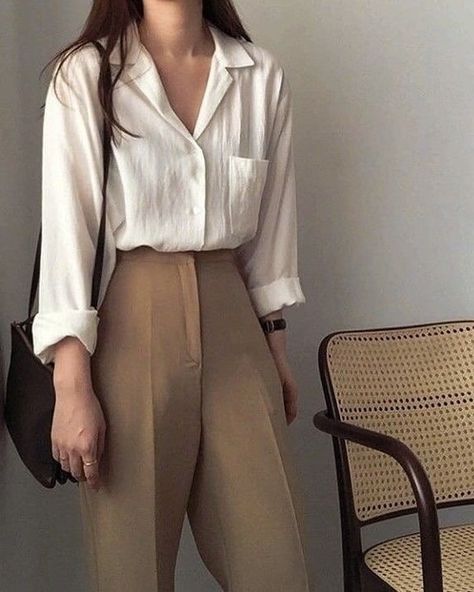 Journalist Outfits Women, Women Dressy Casual Outfits, Blouse And Slacks Outfit, Light Academia Summer Outfits, Light Academia Summer Outfit, Academia Summer Outfit, Minimalist Chic Fashion, Summer Academia, Fall Work Wear