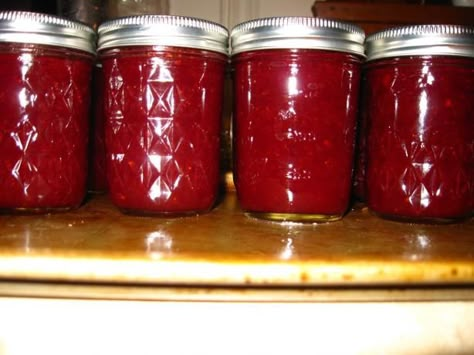 Christmas Jam  3 cups cranberries  1 orange, peeled and seeded  2 teaspoons orange zest (from above orange)  1 (10 ounce) package frozen sliced strawberries, slightly thawed  1/4 teaspoon ground cloves  1/4 teaspoon ground cinnamon  4 cups sugar  1/2 cup water  1 (3 ounce) packet liquid fruit pectin (1.75 - 2 oz of dry pectin (3.5-4 Tbs)).. Christmas Jam, Canning Jam, Plum Jam, Jam And Jelly, Jam Recipe, Jelly Recipes, Home Canning, Homemade Jam, Jams & Jellies