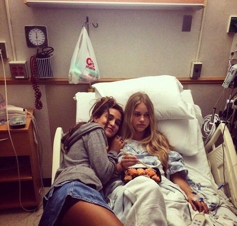 Bestie Ideas, Best Friend Photography, Fotos Goals, Best Friend Photoshoot, Hospital Bed, Bff Video, Best Friend Photos, Cute Friend Pictures, Bff Goals