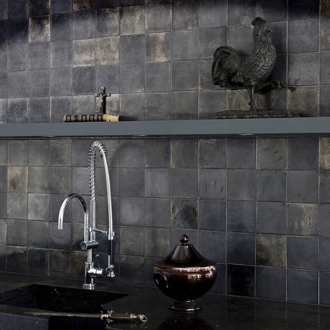 Piet Jonker on Instagram: “Black beauty  #Blacktile #delftware #dutch #black #brass #copper #metalic #industrial  #antique #pietjonker #basjonker #kitchendesign…” Industrial Antique, Matte Black Kitchen, Black Backsplash, Dark Decor, Ideal Kitchen, Metallic Backsplash, Industrial Style Kitchen, Stainless Steel Countertops, Concrete Kitchen