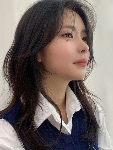 (Korean Layered Haircut) hush cut for medium length hair Round Face Haircuts Korean Style, Hush Haircut Korean, Korean Haircut Ideas For Long Hair, Korean Hair Medium Length, Hush Haircut Medium Length, Hushcut With Bangs, Hush Cut Medium Length, Layered Hair Perm, Hush Cut No Bangs