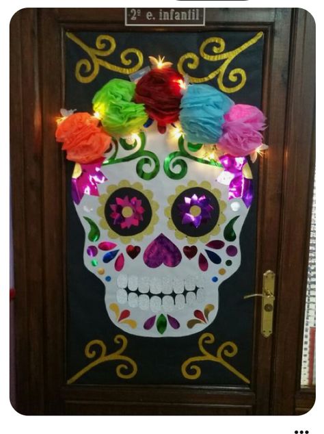 Dia De Los Muertos Door Decorating Ideas, Halloween Door Decorations Classroom, Porta Halloween, Sugar Skull Crafts, Décoration Table Halloween, Halloween Classroom Door, Dia De Los Muertos Decorations Ideas, Christmas Classroom Door, Skull Crafts