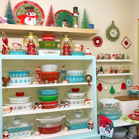 Christmas Pyrex, Pyrex Display, Christmas Booth, Vintage Bakeware, Retro Christmas Decorations, Christmas Vignettes, Vintage Dishware, Retro Christmas Tree, Pink Christmas Decorations