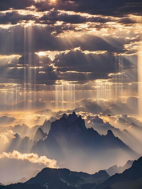 Photo Ciel, Rays Of Light, Pretty Landscapes, Sky View, Sky Art, Jolie Photo, 판타지 아트, Natural Phenomena, Beautiful Sky