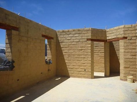 The adobe house was the expression chosen to spread the earth construction technique to the world, which uses mainly adobe – bricks made with raw earth, straw and water, which are later molded and dried in the sun. But how does this process work? In this article, Sky Marketing will show you the materials and […] The post What is Adobe House? Learn All About the Subject +22 Photos appeared first on Constro Facilitator. Earth Brick House, Adobe Brick House, Mud Brick House, Modern Adobe House, Adobe Brick, Kaira Looro, Modern Adobe, Adobe Architecture, Earth Ship