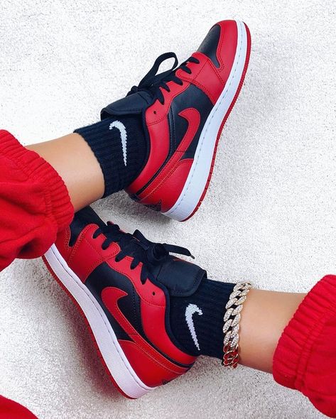 Jordan Lows Outfits, Tenis Nike Jordan, Nike Fashion Outfit, Jordan 1 Low Reverse Bred, Nike Red Sneakers, Nike Sneakers Outfit, Jordan 1 Black, Jordan Outfit, Cute Nike Outfits