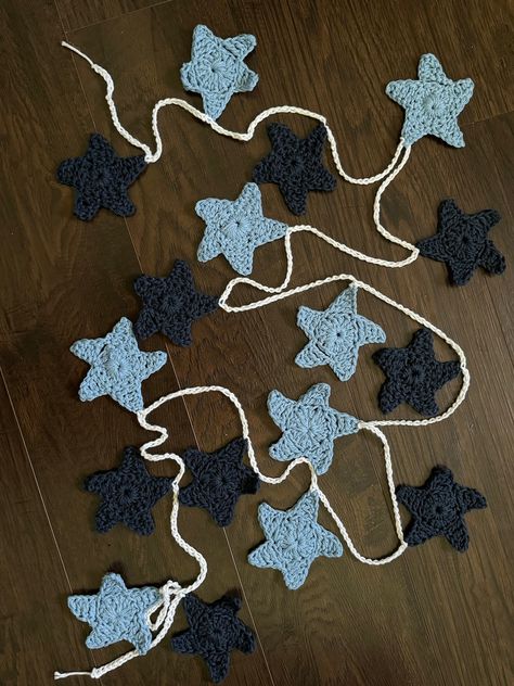 A handmade dark and light blue star garland. Perfect for a bedroom or kids' room! You can pin it on a wall or drape it across a window for the perfect decor piece. Crochet Room Garland, Star Room Decor Diy, Crochet Dorm Room Decor, Diy Room Decor Crochet, Crochet Ceiling Decor, Room Decor Crochet Ideas, Crochet Room Decorations, Blue Things To Crochet, Room Decor Ideas Dark