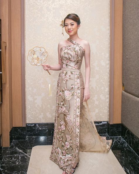 Cheongsam Rental (@shuang.couture) • Instagram photos and videos Cheongsam Sangjit, Pengantin Korea, Sangjit Dress, Cheongsam Gown, Cheongsam Wedding, Anniversary Plans, Traditional Asian Dress, Qi Pao, Dreamy Gowns