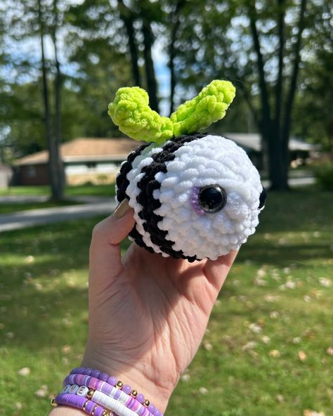 Bee-tlejuice, bee-tlejuice, bee-tlejuice! I love how these Beetlejuice themed bees came out for @justamom_crocheting pattern test! 🤍🖤 I saw Beetlejuice Beetlejuice at the movie theater with my mom and we absolutely loved it! The movie and this pattern are perfect for Halloween!! This FREE pattern works up soooo quick and would be great for fall markets! I loved it so much I had to make 2 💚💜 #crochet #patterntester #patterntesting #beetlejuice #beetlejuicebeetlejuicebeetlejuice #amigurumi #... Crochet Sandworm Pattern Free, Crochet Beetlejuice Free Pattern, Beetlejuice Sandworm Crochet Pattern Free, Beetlejuice Crochet Pattern, Crochet Beetlejuice, Beetlejuice Crochet, It The Movie, Fall Crochet Projects, Beetlejuice Sandworm