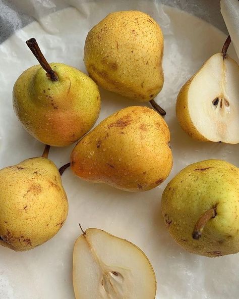 Fruit And Veg, Mellow Yellow, Pretty Food, Good Eats, The Earth, Food Inspiration, Beautiful Pictures, Food Photography, Pear