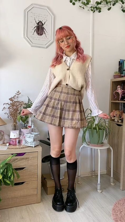 Crop Sweater Vest Outfit, Pastel Academia Outfit, Pastel Grunge Outfits, November Outfits, Academia Outfits, Outfits 70s, Beige Outfit, Thrifted Outfits, Fashion Aesthetics