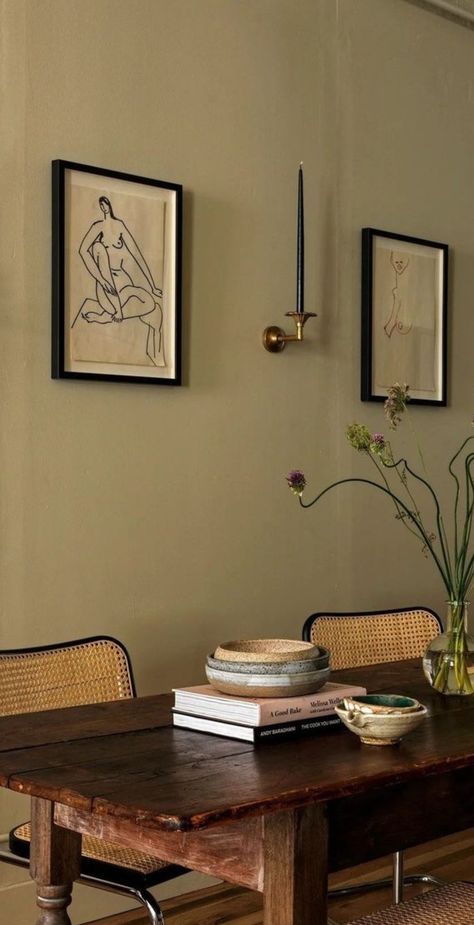 Vintage Table With Modern Chairs, Home Styles Types Of Interior, Small Apartment Dining, Apartment Dining, Flat Interior, Italian Home, Home Styling, Apartment Inspiration, Interior Inspo