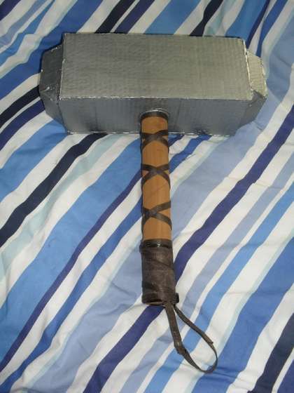 Cardboard Props: How to make a Viking hammer / Thors hammer- Mjolnir Diy Thor Hammer, Cardboard Diy Crafts, Vikings Costume Diy, Thors Hammer Mjolnir, Viking Birthday, Viking Hammer, Vikings Halloween, Cardboard Props, Thor Costume