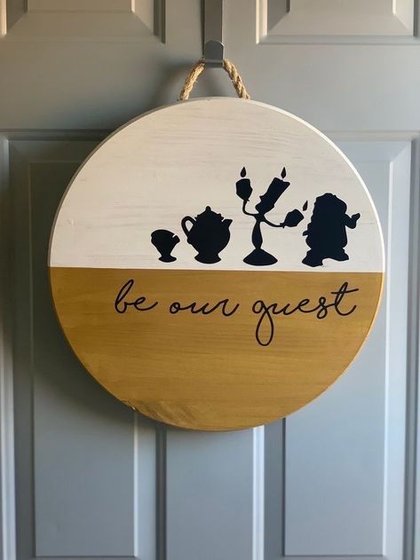 Casa Disney, Deco Disney, Disney Diy Crafts, Idee Cricut, Wooden Signs Diy, Door Signs Diy, Wooden Door Signs, Be Our Guest, Disney Home Decor