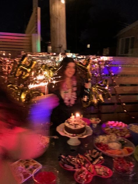 12am Birthday Surprise, Surprise Party Aesthetic, Surprise Birthday Ideas, Surprise Birthday Party Decorations, Surprise Party Ideas, Solo Poses, Instastory Ideas, Gender Reveal Baby Shower Themes, Suprise Birthday