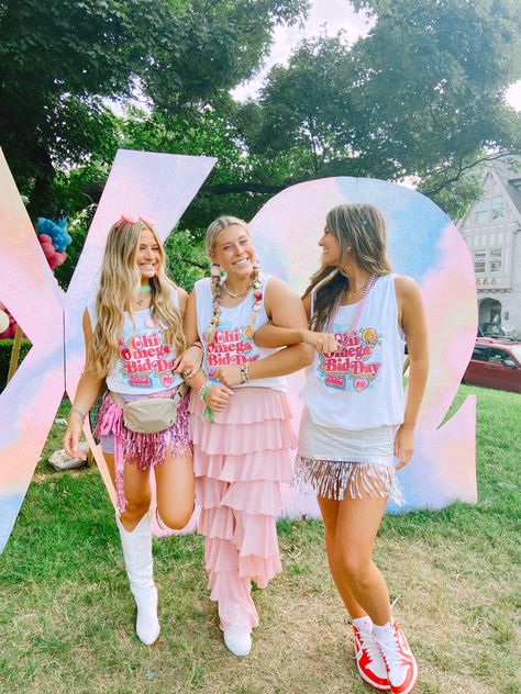 Lover Bid Day Theme, Bid Day Picture Ideas, Sorority Recruitment Photos, Bid Day Outfits, Sorority Pictures Poses, Sorority Work Week, Sorority Pictures, Sorority Poses, Sorority Socials