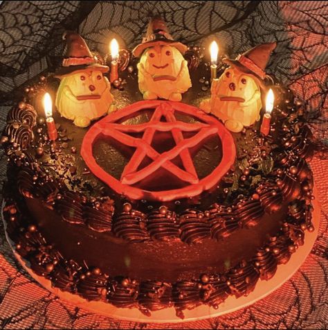 Gothic Birthday Cakes, Cupcakes Bonitos, Goth Cakes, Horror Cake, Pasteles Halloween, Gothic Cake, Spooky Cake, Halloween Food Treats, Ginger Cake