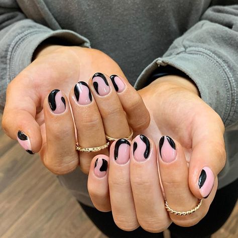 Minimalist Black Nail Art, Black Abstract Nail Art, Black Nail Design Ideas, Black Accent Nails, Short Black Nails Designs, Edgy Nail Ideas, Black Nude Nails, Russian Mani, Space Nail Art