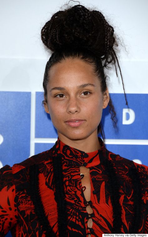 Alicia Keys No Makeup, Alicia Keys Style, Female Energy, Female Faces, Dark Men, Alicia Keys, Make Up Looks, Hair Curly, Feminine Beauty