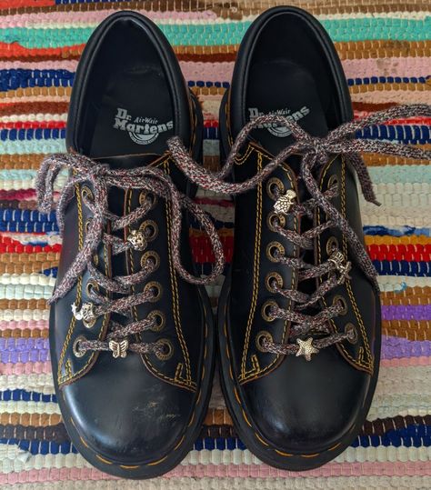 Docs Business Casual, Dr Martens Laces Ideas, Docs Aesthetic, Funky Shoes, Shoe Inspo, Swag Shoes, Mode Inspo, Dream Shoes, Pretty Shoes