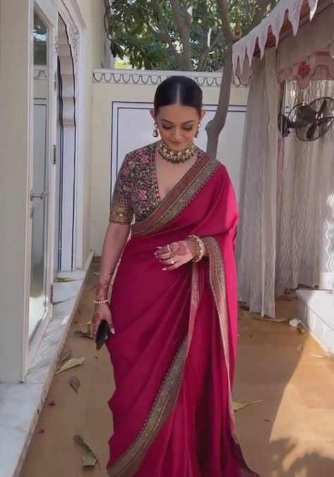 Teej Festival Saree Look, Saree Outfit Ideas For Wedding, Fall Indian Wedding Outfits, Saree Ideas For Bridesmaids, Hindu Bridesmaids Outfits, Sarees For Bridesmaids, Wedding Saree For Bridesmaid, Trending Indian Outfits For Wedding, Pink Saree Bride