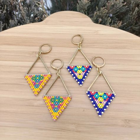 Brick Stitch Earrings, Beaded Jewels, Beaded Earrings Patterns, Bead Work Jewelry, Beaded Jewelry Patterns, Triangle Earrings, Beaded Hoops, Spring Flower, Jewelry Unique