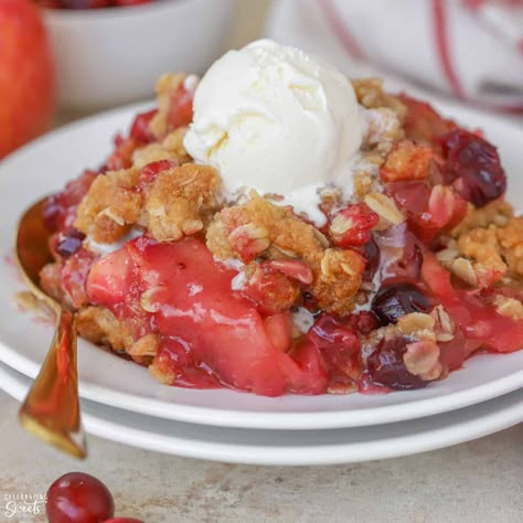 This delicious Apple Cranberry Crisp is filled with juicy fruit and topped with a buttery brown sugar crumble. Whole Cranberry Recipes, Apple Cranberry Crisp Recipe, Money Bread, Cranberry Recipes Dessert, Apple Pear Crisp, Fresh Cranberry Recipes, Cranberry Crisp, Apple Cranberry Crisp, Celebrating Sweets