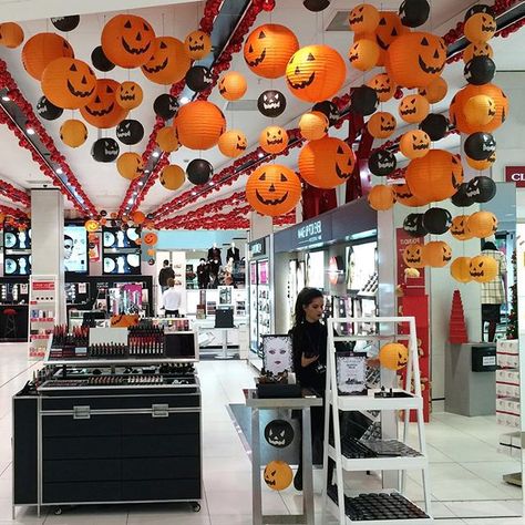 Halloween Displays Retail, Decoration Ideas For Halloween, Halloween Store Display, Halloween Streamers, Office Decoration Ideas, Halloween Window Display, Halloween Classroom Decorations, Office Halloween Decorations, Decoration For Party