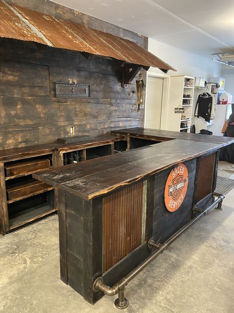 Diy Bar In Garage, Shed Design With Loft, Man Cave Metal Building, Rustic Industrial Bar Design, Country Bar Ideas, Pole Barn Bar Ideas, Vintage Automotive Decor, Country Store Ideas, Rustic Garage Bar Ideas